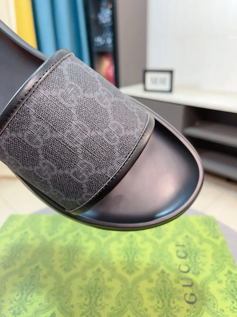 Men's shoes 💰260🌹🌹 (gucci-Gucci) New men's slippers, high-end boutique, made of cowhide, with exquisite embossed logo decoration on the upper, fine workmanship, super soft soles, casual, loose and comfortable, a must-have in summer! \nsize：38-44
